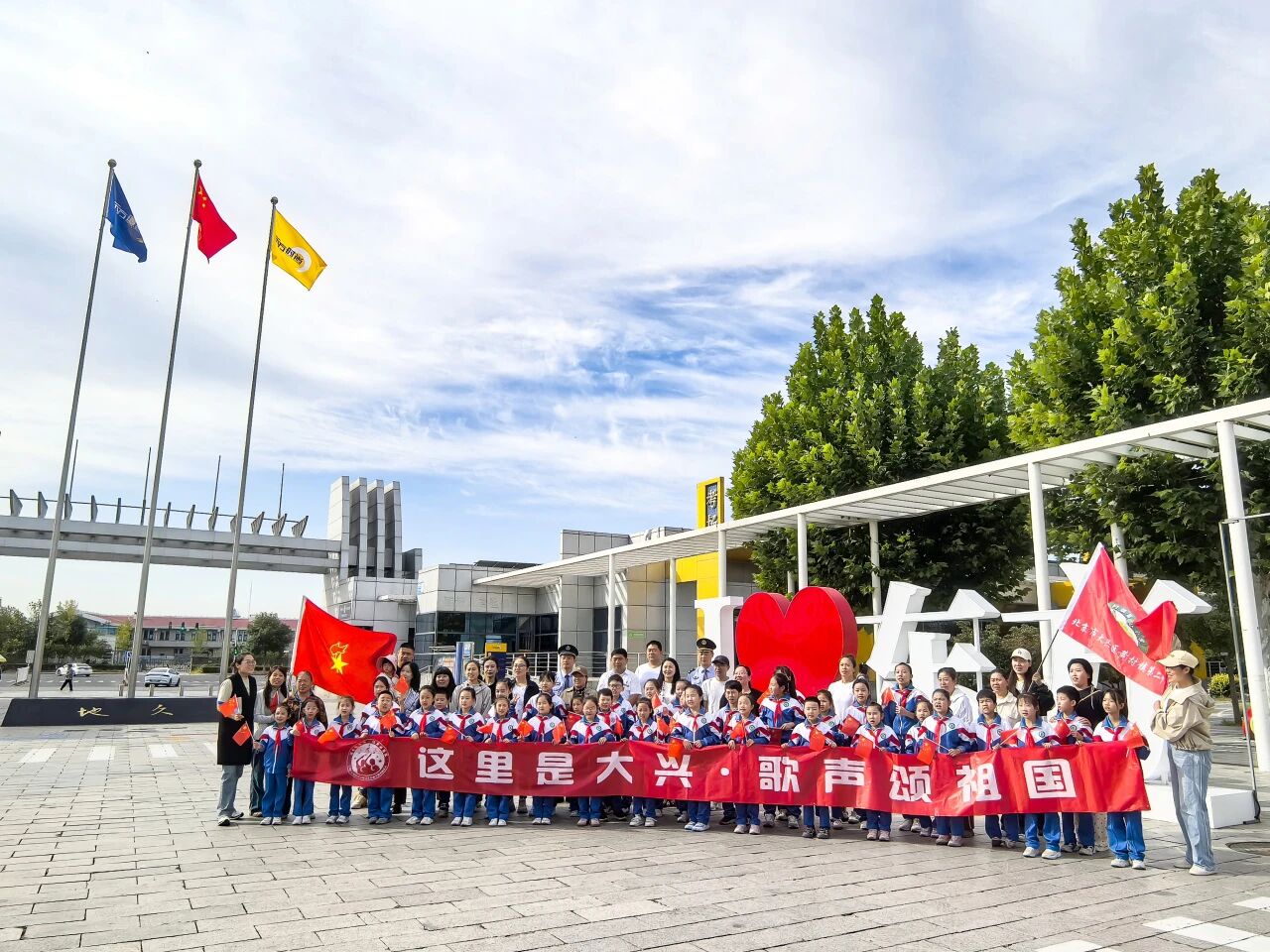 孩子们的深情礼赞，爱国之声在东方时尚回荡