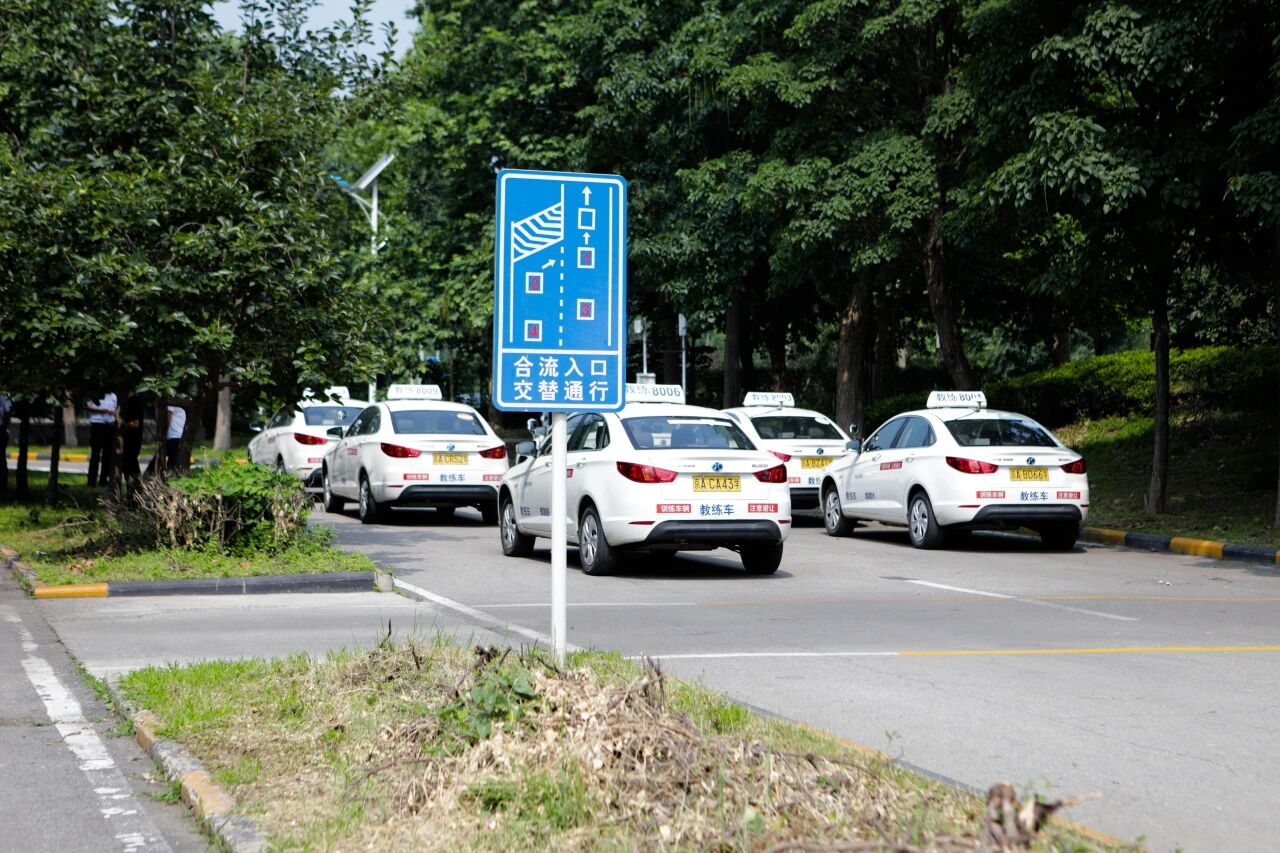 “狭路相逢勇者胜”还是“识时务者为俊杰”？来，看这里……